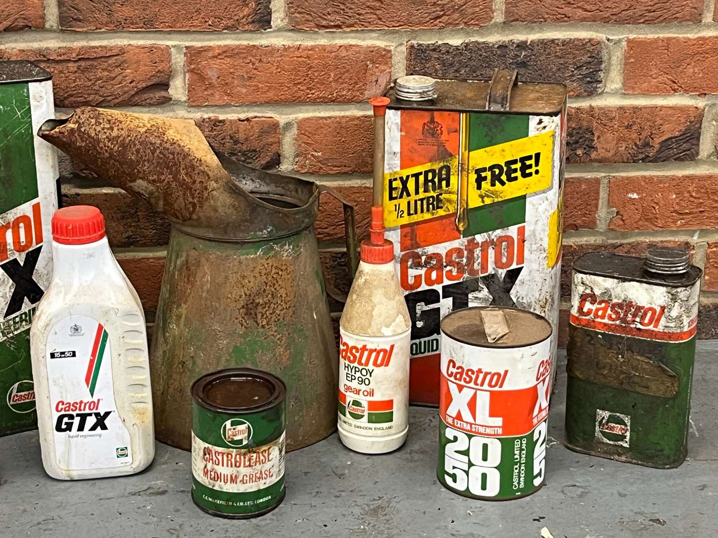 <p>Mixed Lot Castrol Oil Cans&nbsp;</p>