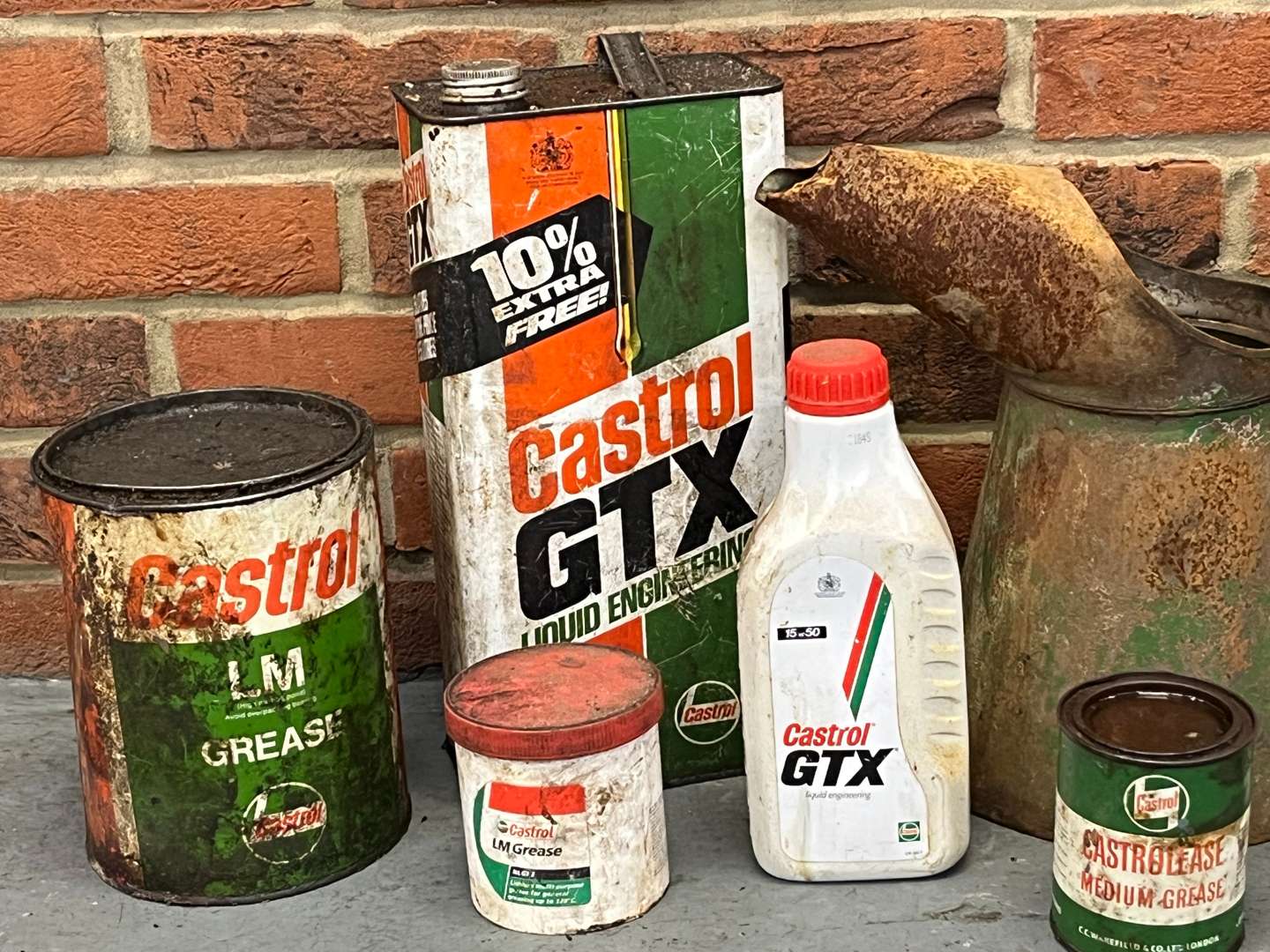 <p>Mixed Lot Castrol Oil Cans&nbsp;</p>