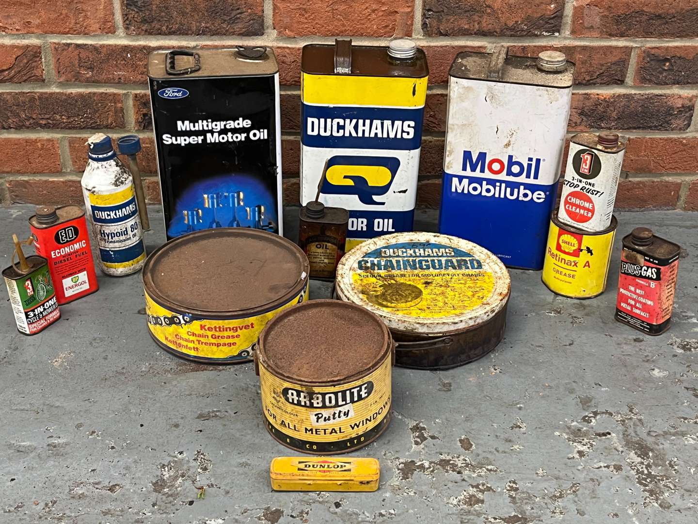 <p>Mixed Lot Oil Cans Etc</p>