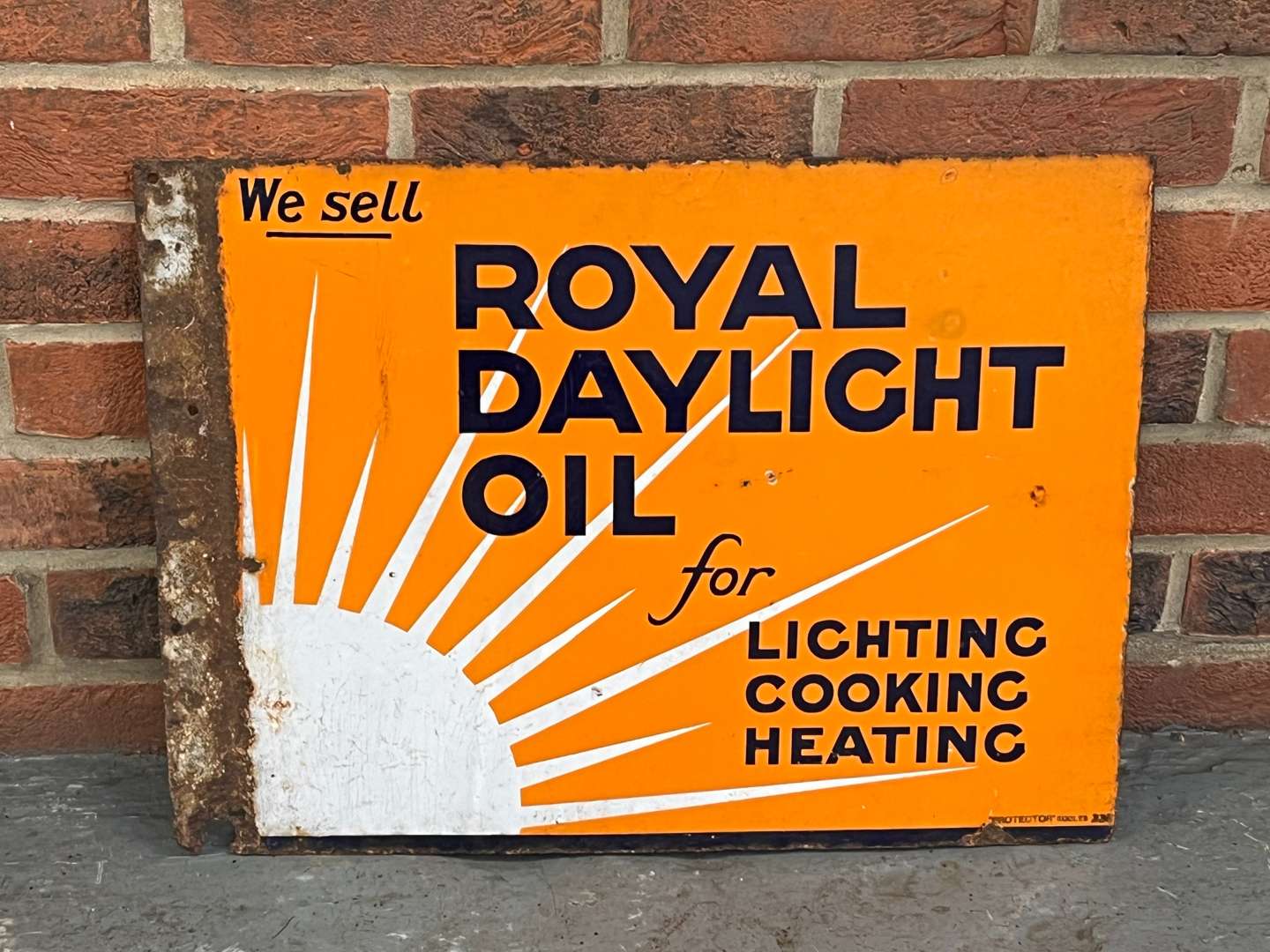 <p>We Sell Royal Daylight Oil Enamel Flange Sign</p>