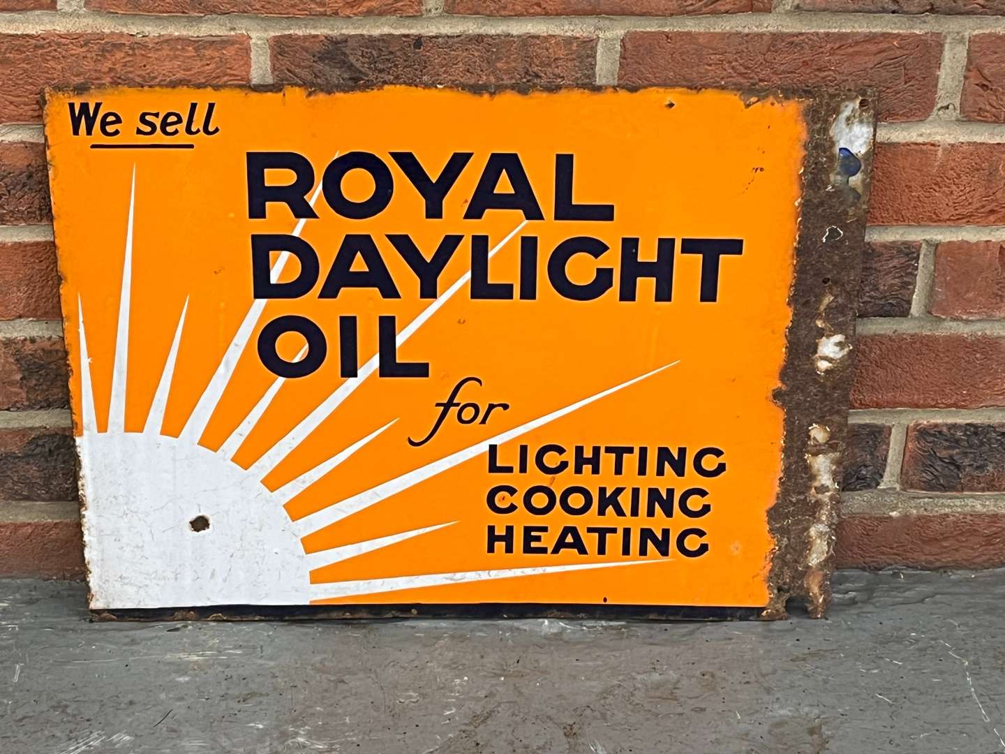 <p>We Sell Royal Daylight Oil Enamel Flange Sign</p>