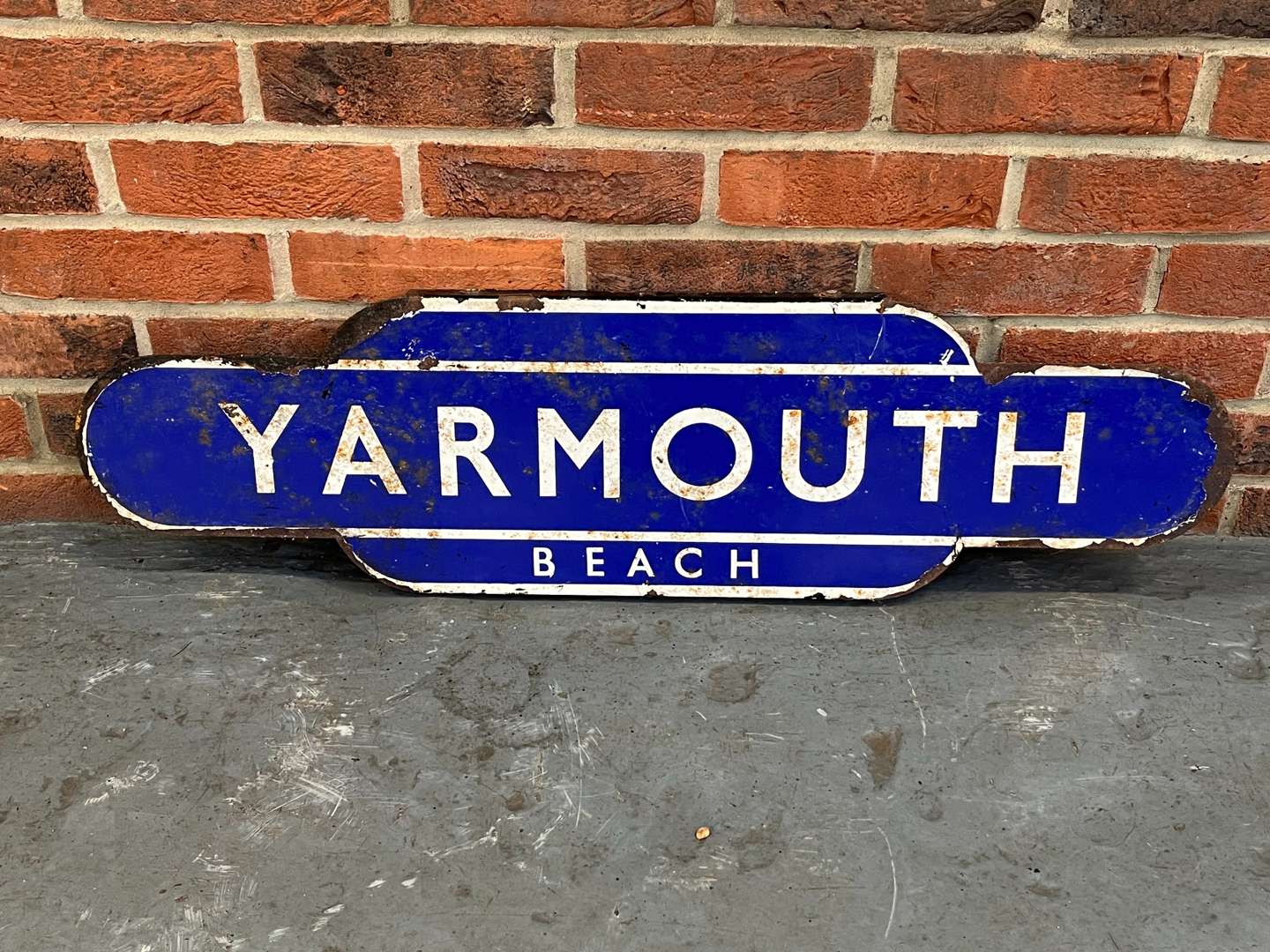 <p>Yarmouth Beach Enamel Painted Sign</p>