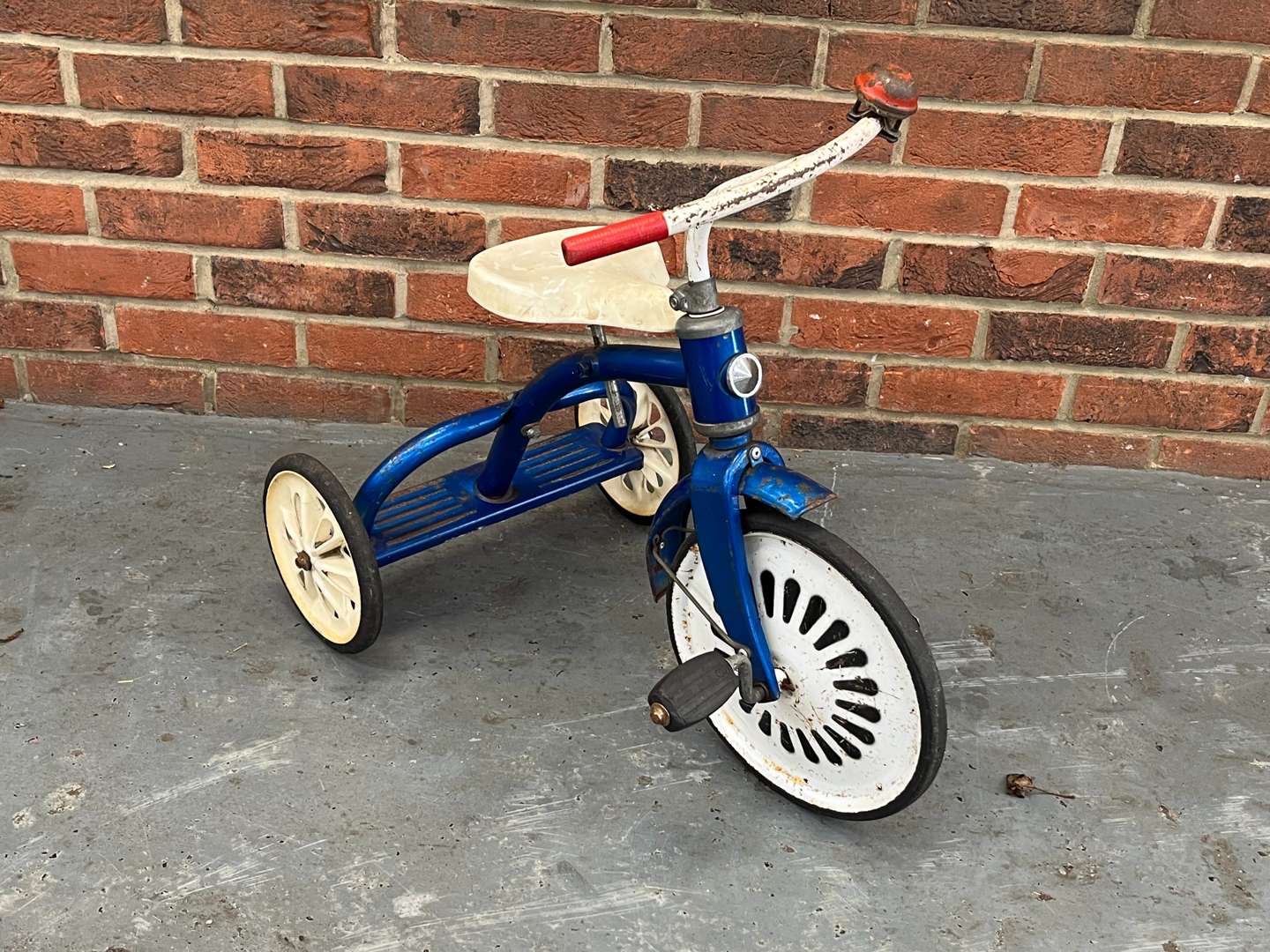 <p>Tri-Ang Childs Tricycle</p>