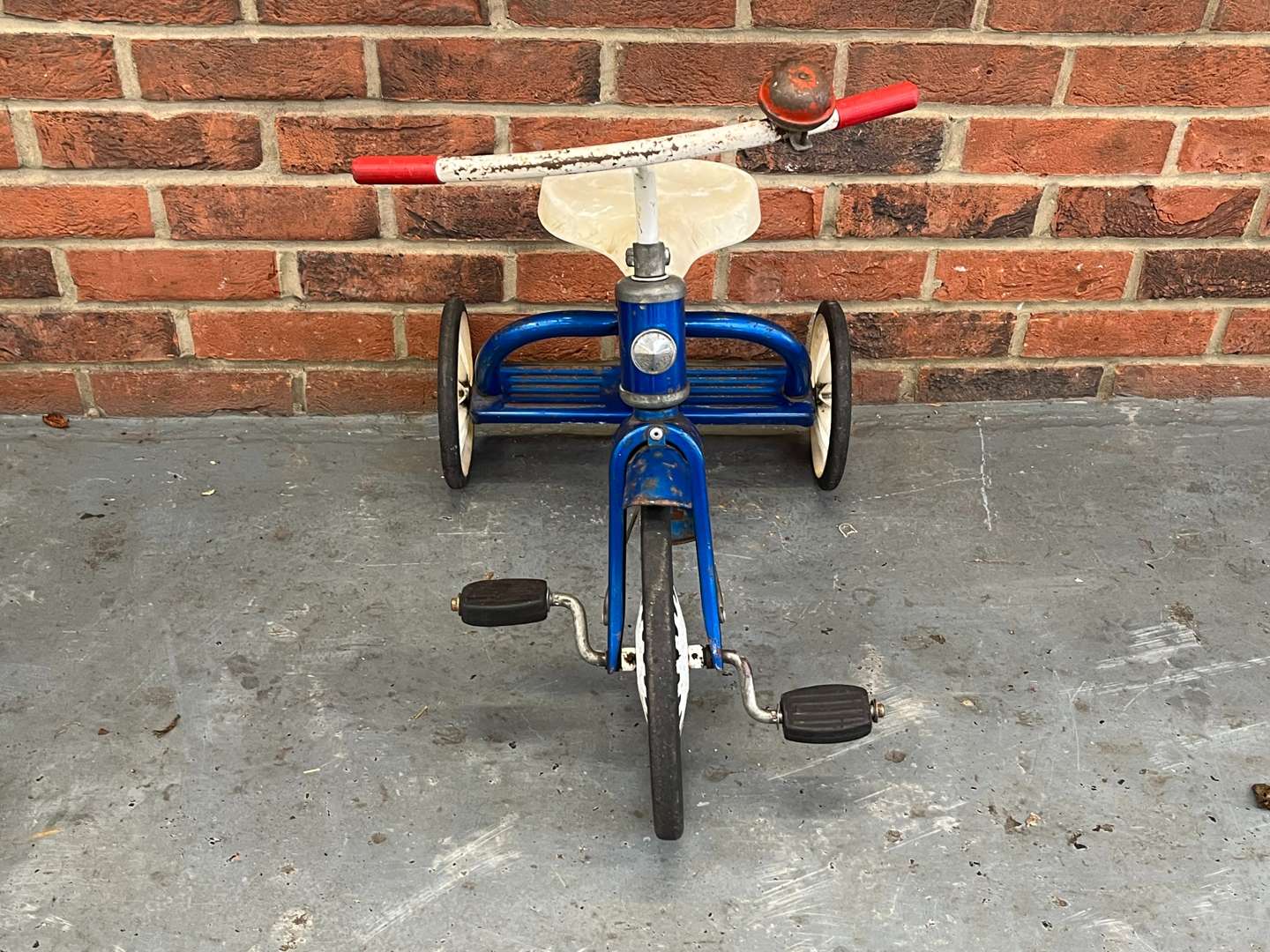 <p>Tri-Ang Childs Tricycle</p>