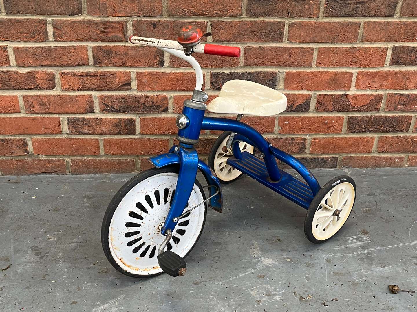 <p>Tri-Ang Childs Tricycle</p>