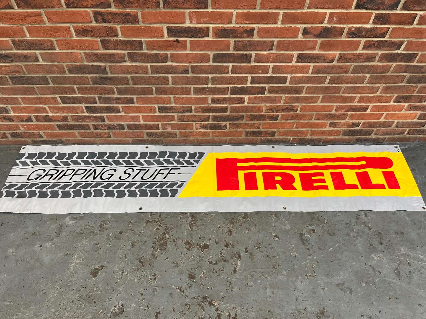 <p>Large Pirelli Banner</p>