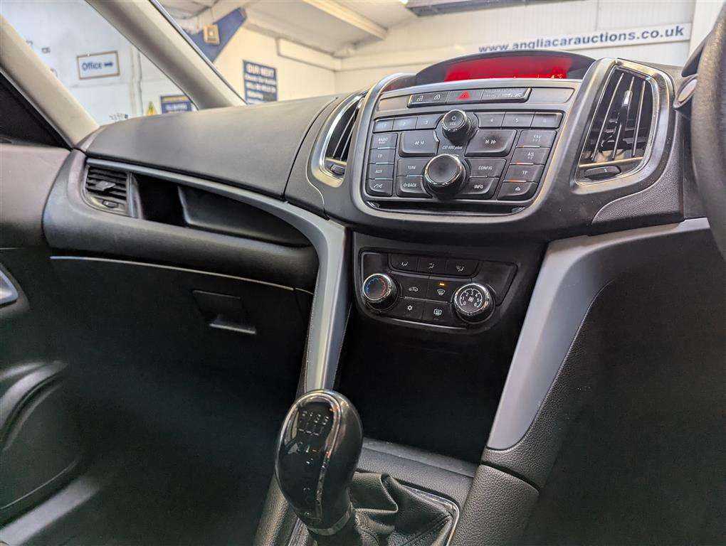 <p>2015 VAUXHALL ZAFIRA TOURER EXCLUSIV</p>
