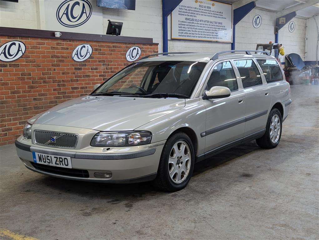 <p>2001 VOLVO V70 **SOLD</p>