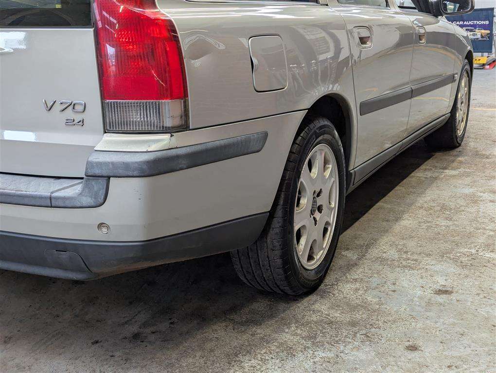 <p>2001 VOLVO V70 **SOLD</p>