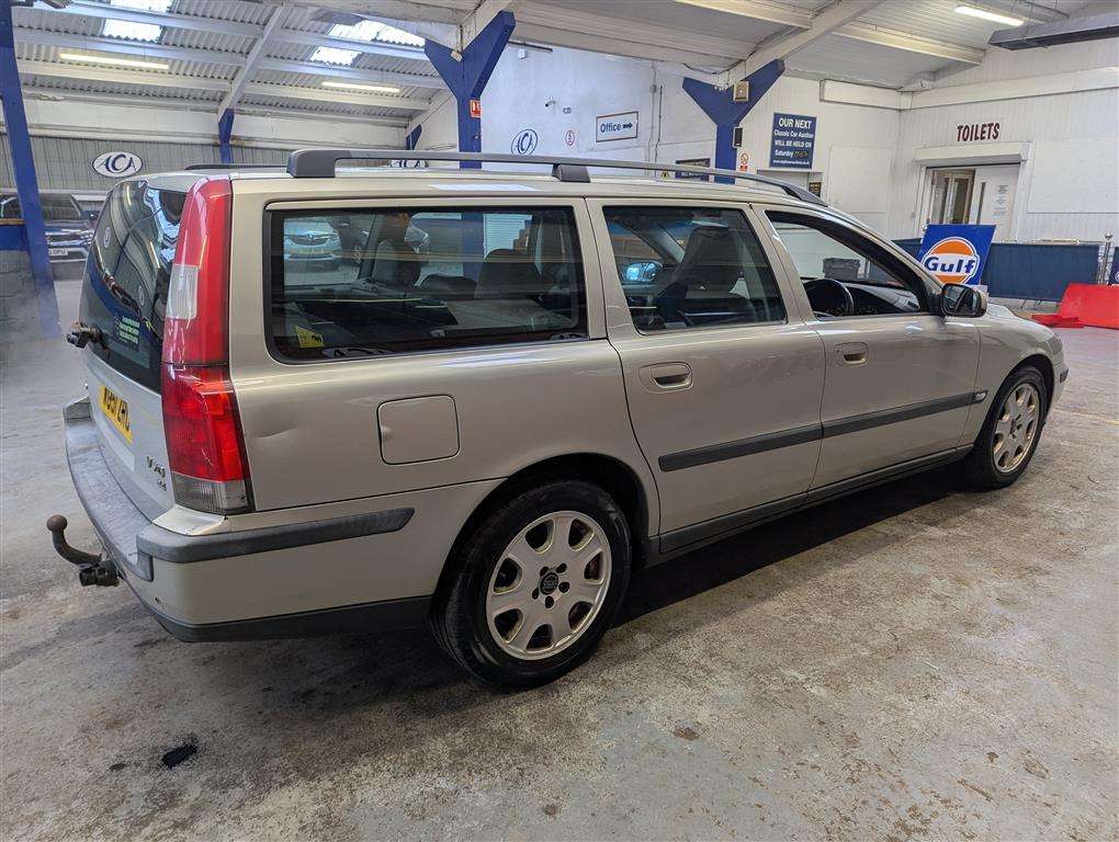 <p>2001 VOLVO V70 **SOLD</p>