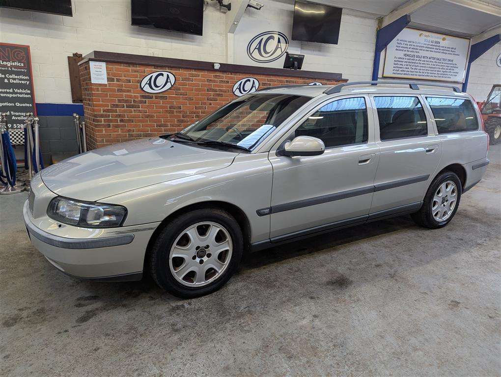 <p>2001 VOLVO V70 **SOLD</p>