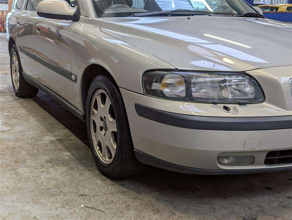 <p>2001 VOLVO V70 **SOLD</p>