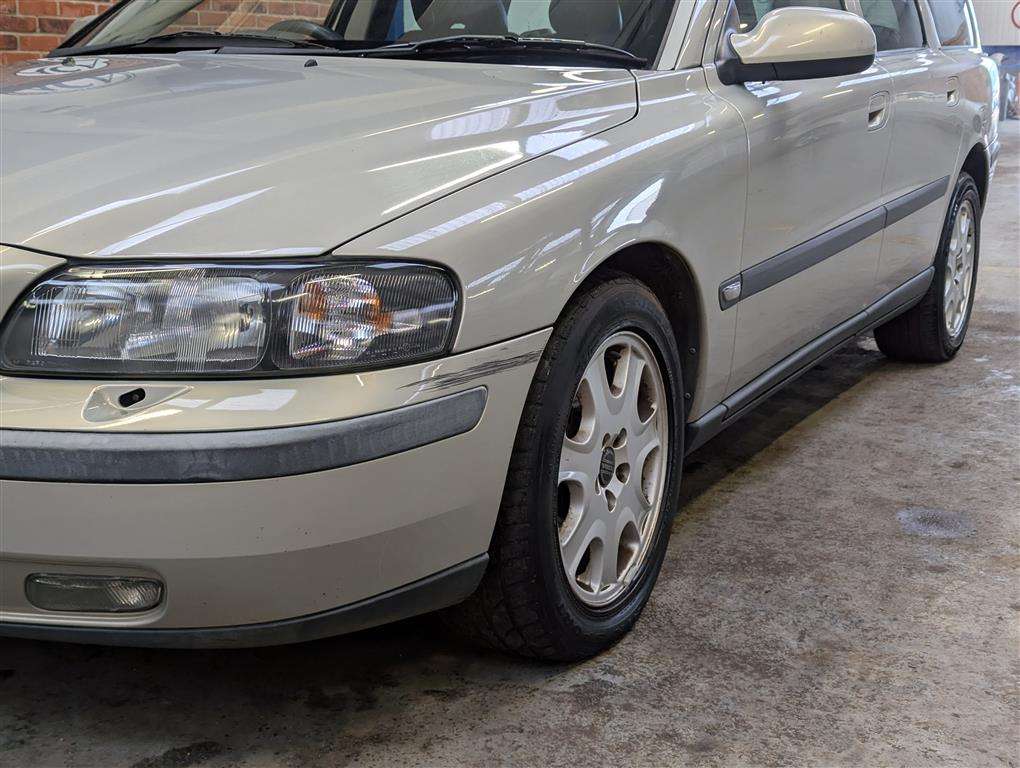 <p>2001 VOLVO V70 **SOLD</p>