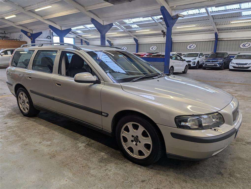 <p>2001 VOLVO V70 **SOLD</p>