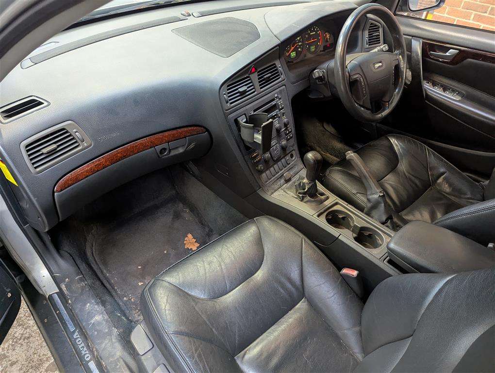 <p>2001 VOLVO V70 **SOLD</p>