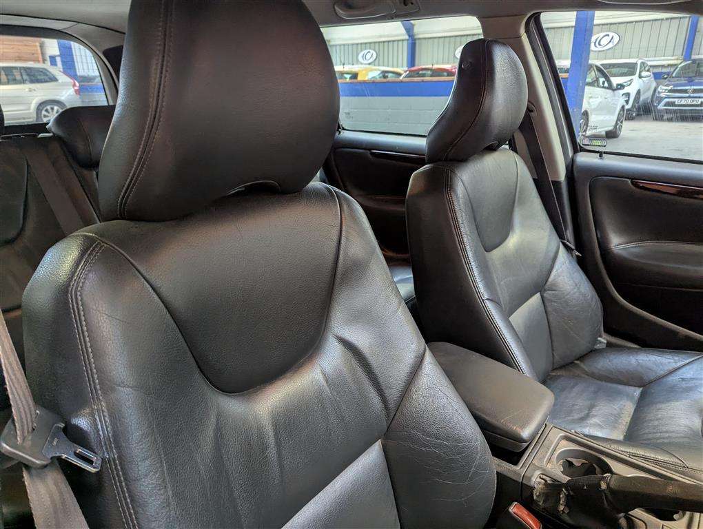 <p>2001 VOLVO V70 **SOLD</p>