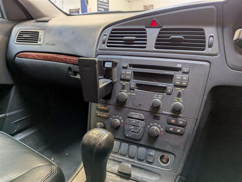 <p>2001 VOLVO V70 **SOLD</p>