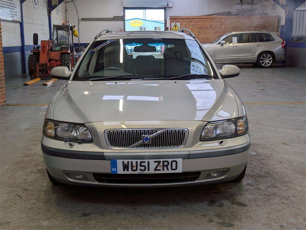 <p>2001 VOLVO V70 **SOLD</p>