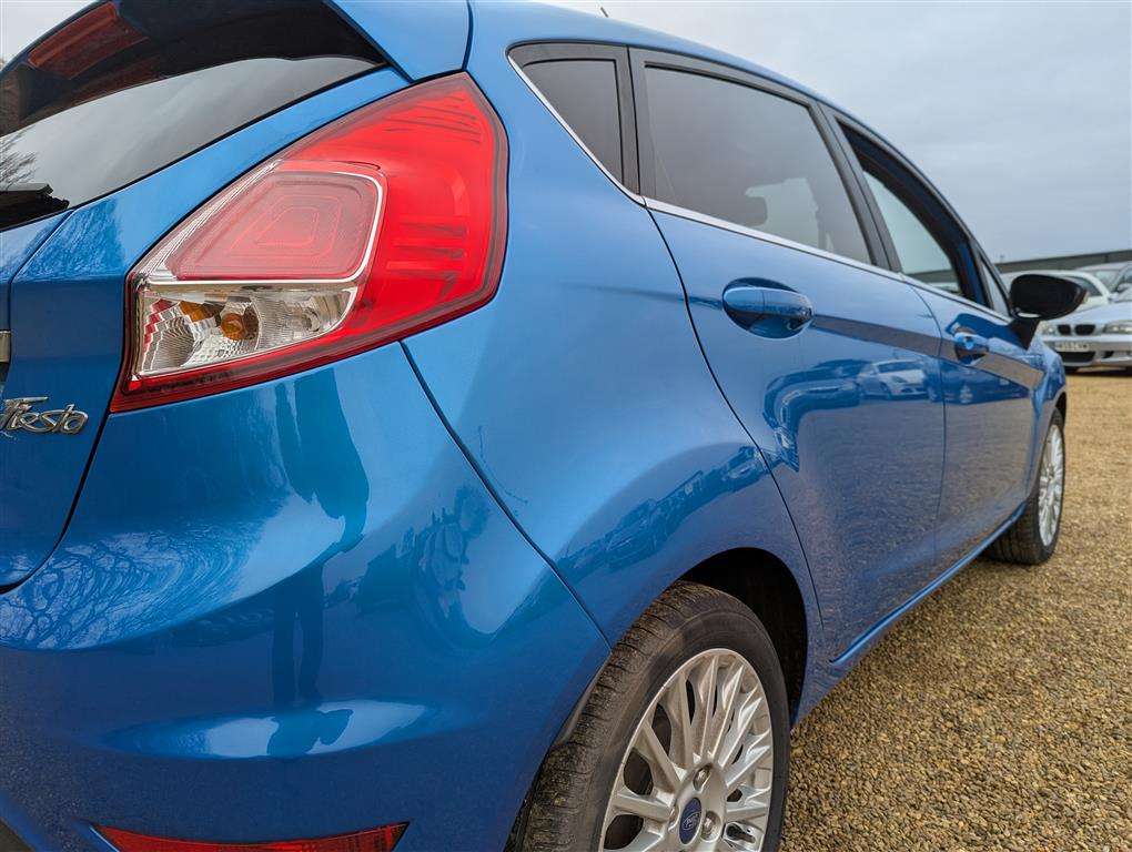 <p>2015 FORD FIESTA TITANIUM</p>