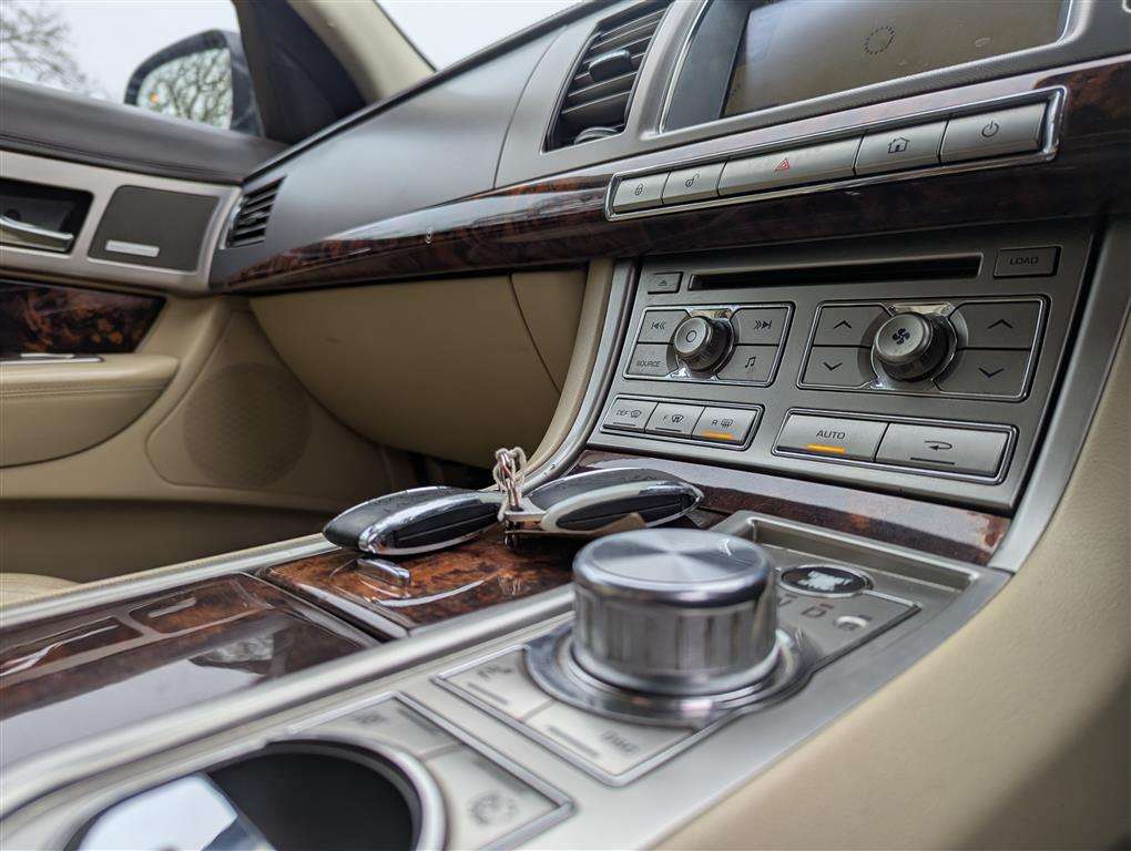 <p>2010 JAGUAR XF PREMIUM LUXURY V6 AUTO</p>