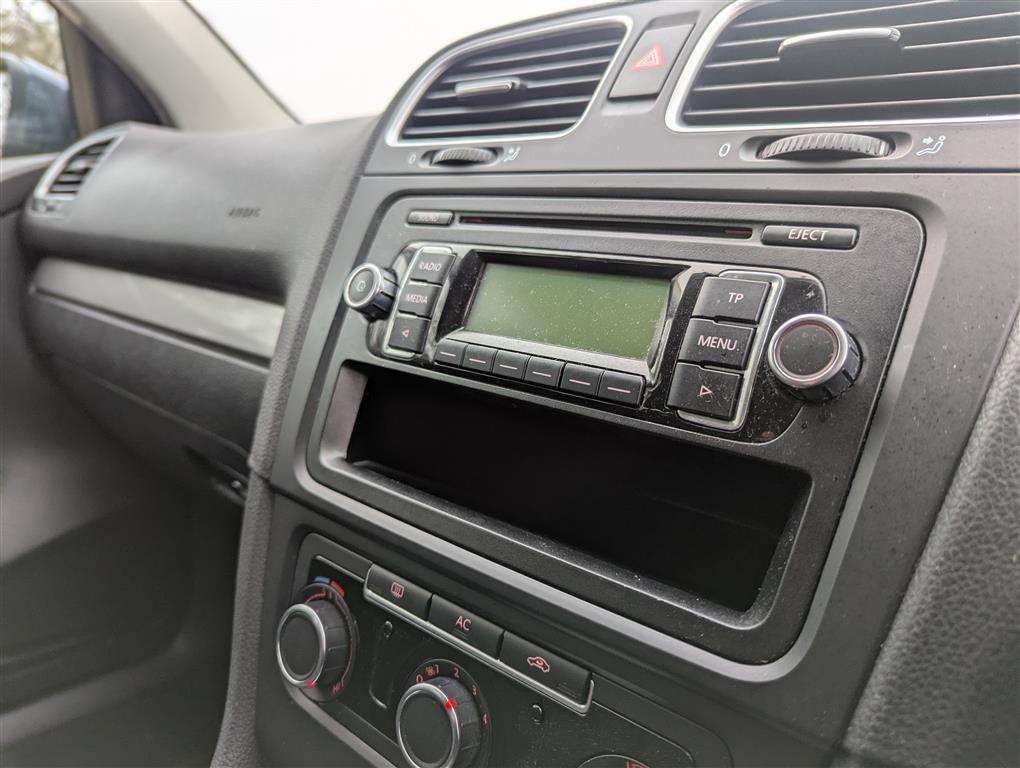 <p>2011 VOLKSWAGEN GOLF S TSI</p>