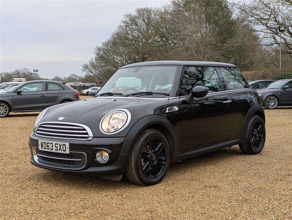 <p>2013 MINI COOPER BAKER STREET</p>