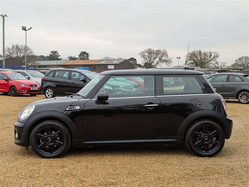 <p>2013 MINI COOPER BAKER STREET</p>