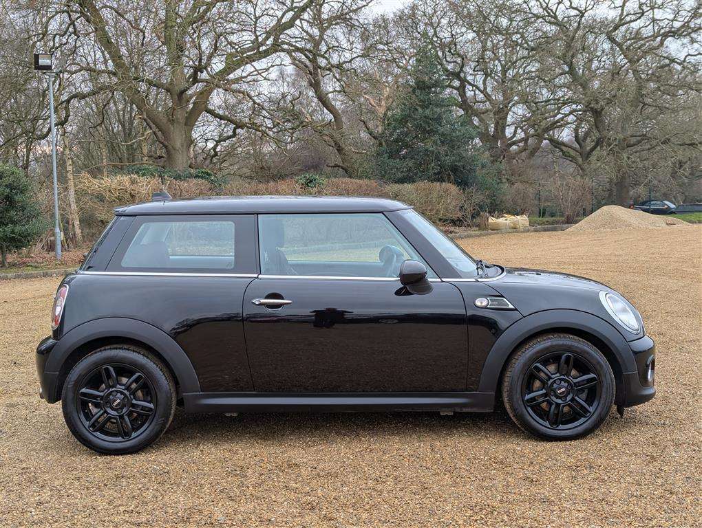 <p>2013 MINI COOPER BAKER STREET</p>