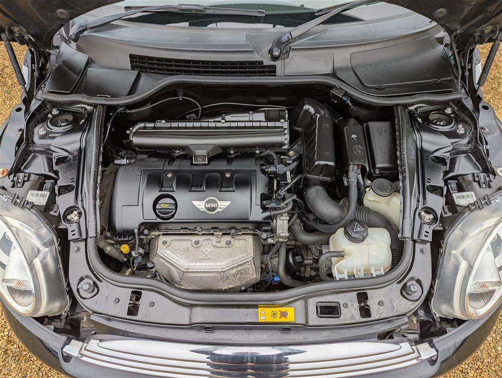 <p>2013 MINI COOPER BAKER STREET</p>