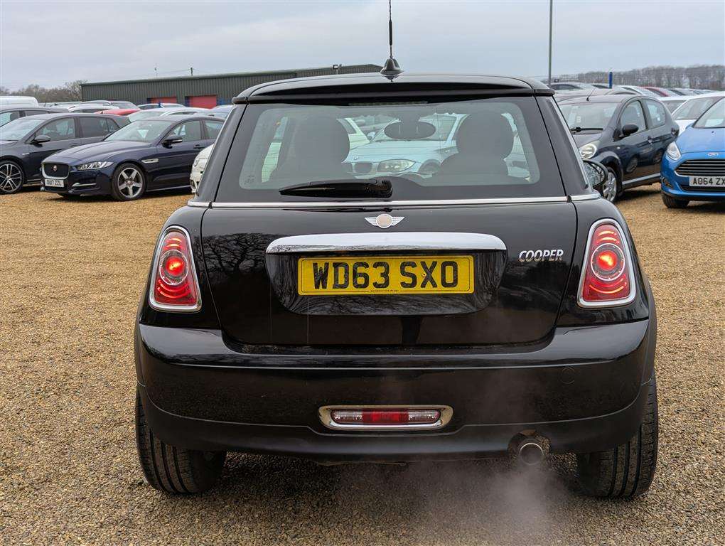 <p>2013 MINI COOPER BAKER STREET</p>
