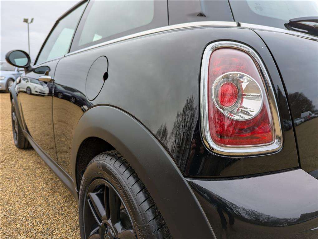 <p>2013 MINI COOPER BAKER STREET</p>