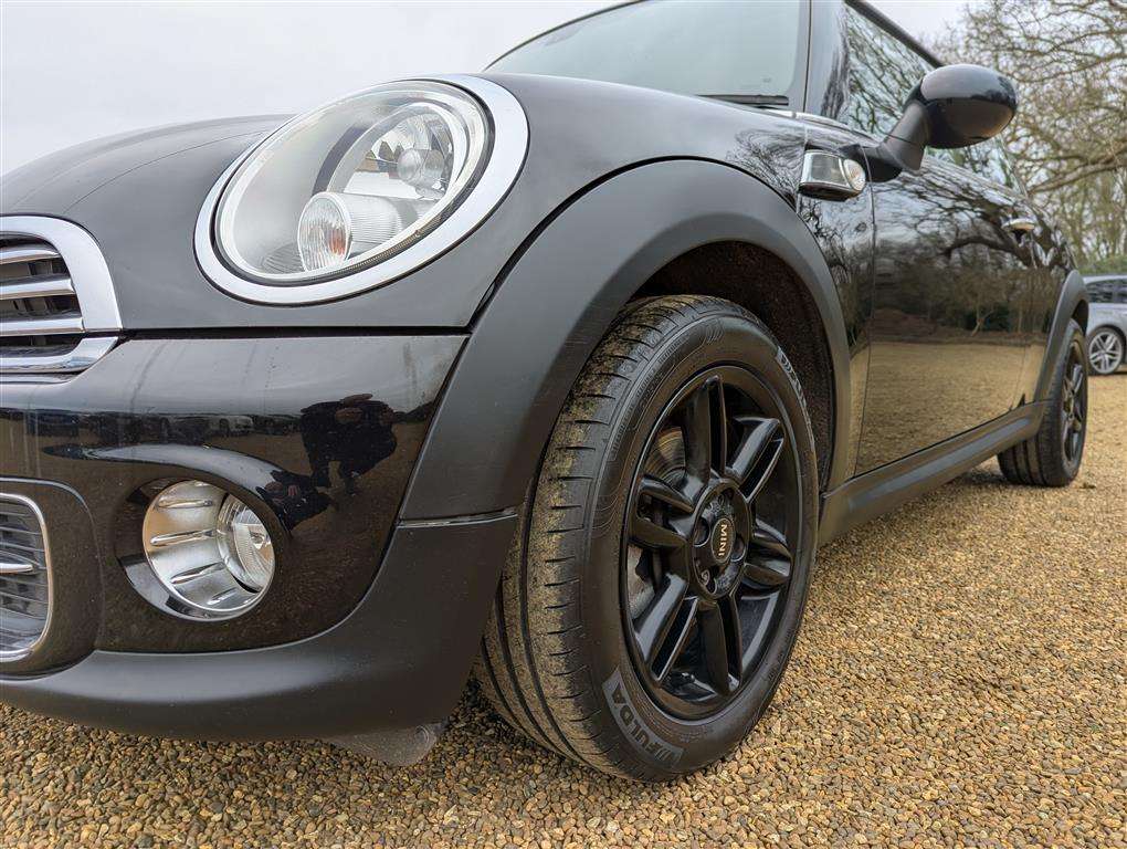 <p>2013 MINI COOPER BAKER STREET</p>