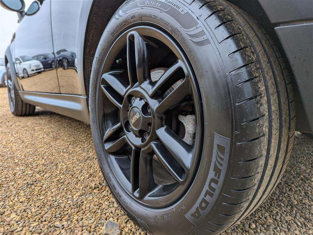 <p>2013 MINI COOPER BAKER STREET</p>