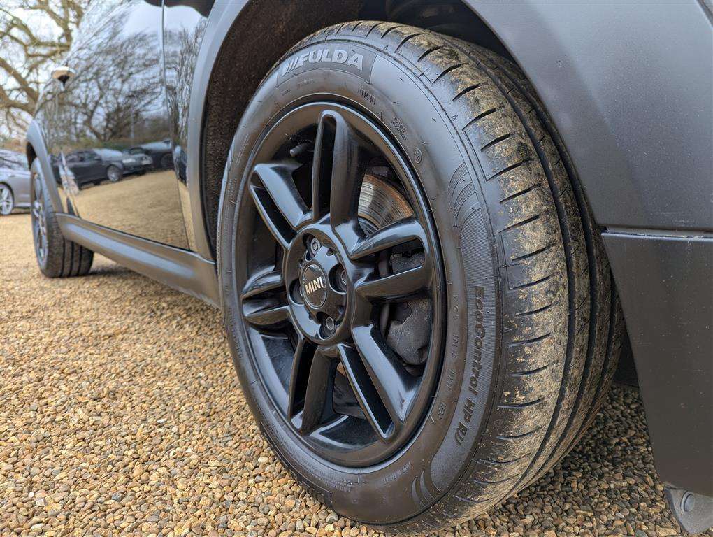 <p>2013 MINI COOPER BAKER STREET</p>