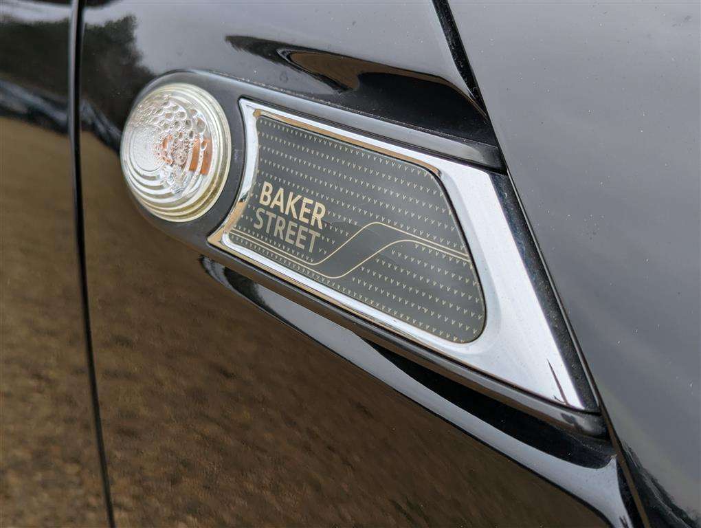 <p>2013 MINI COOPER BAKER STREET</p>