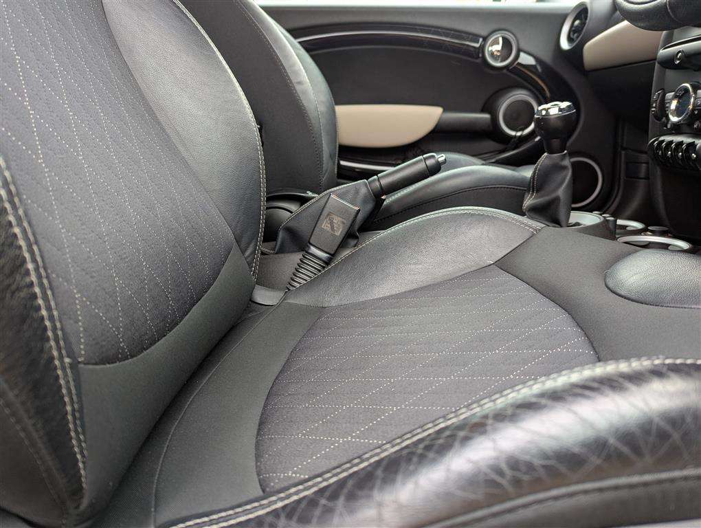 <p>2013 MINI COOPER BAKER STREET</p>