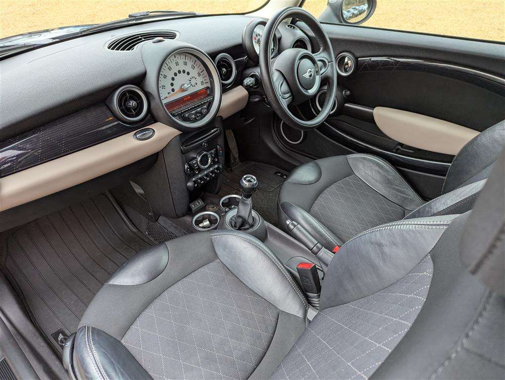 <p>2013 MINI COOPER BAKER STREET</p>