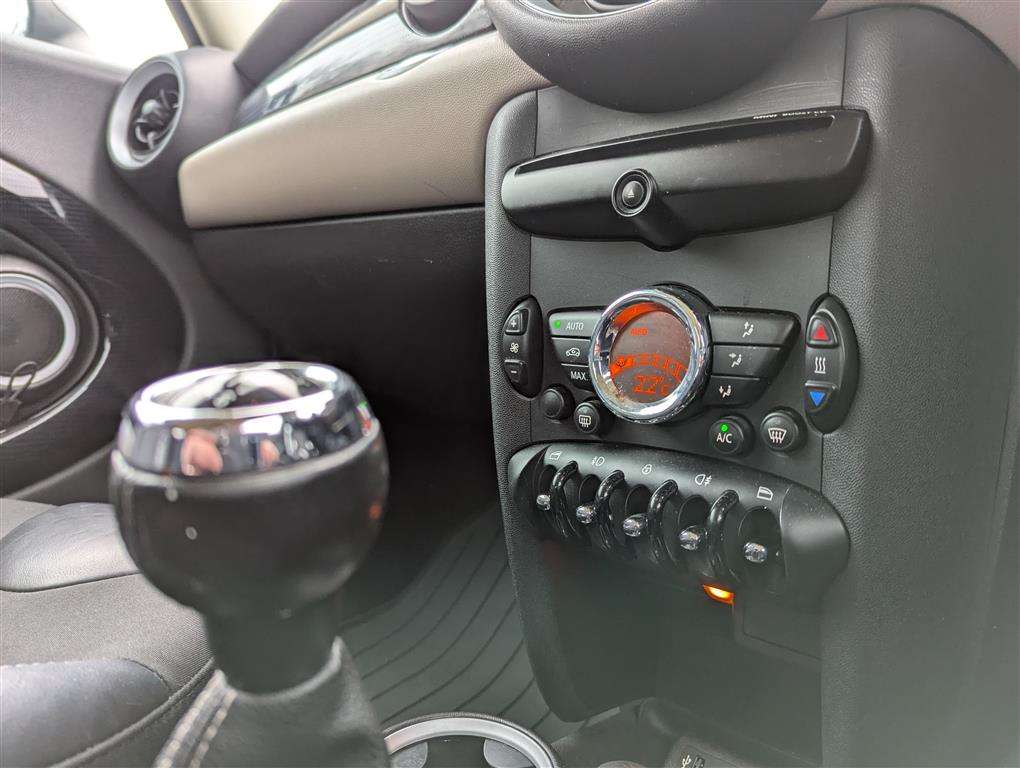<p>2013 MINI COOPER BAKER STREET</p>