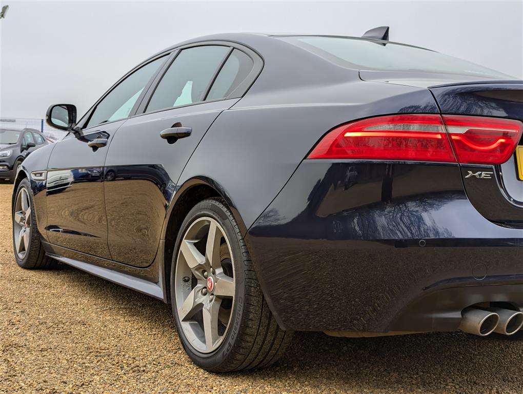 <p>2017 JAGUAR XE R-SPORT D AUTO</p>
