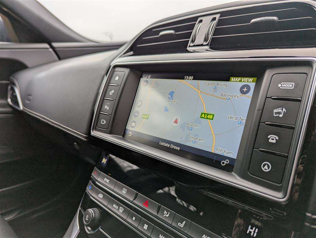 <p>2017 JAGUAR XE R-SPORT D AUTO</p>
