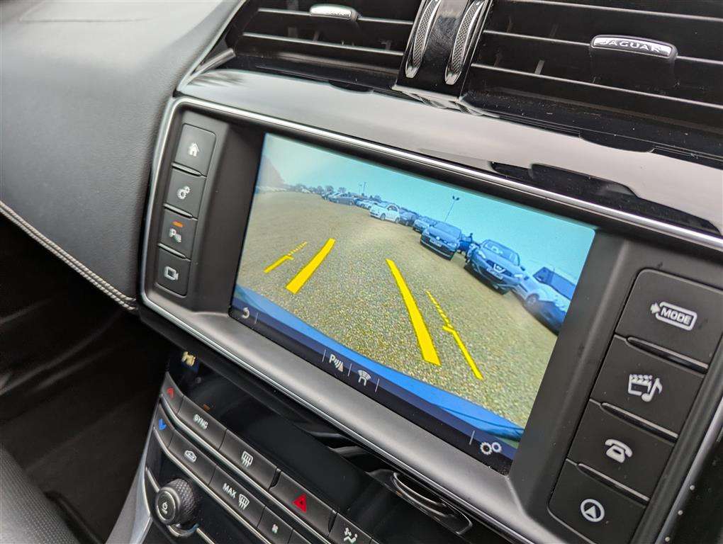 <p>2017 JAGUAR XE R-SPORT D AUTO</p>