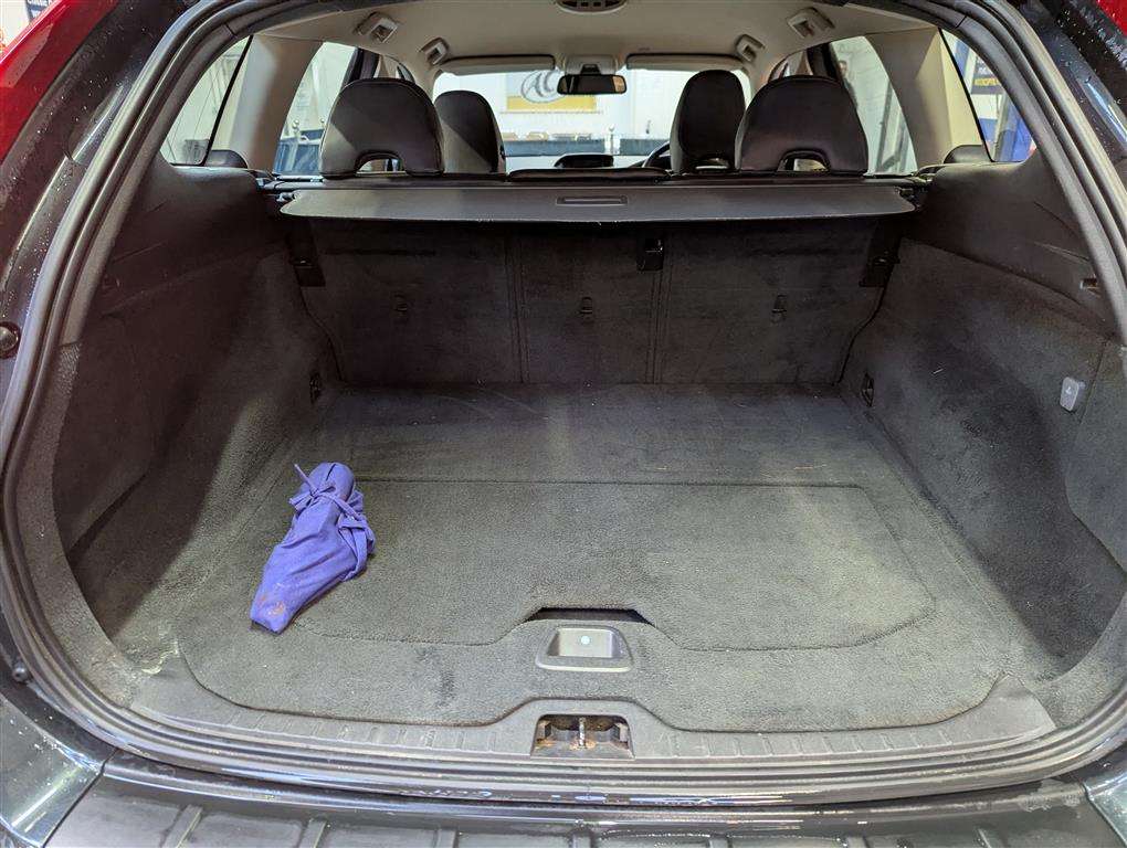 <p>2010 VOLVO XC60 SE LUX D AUTO</p>