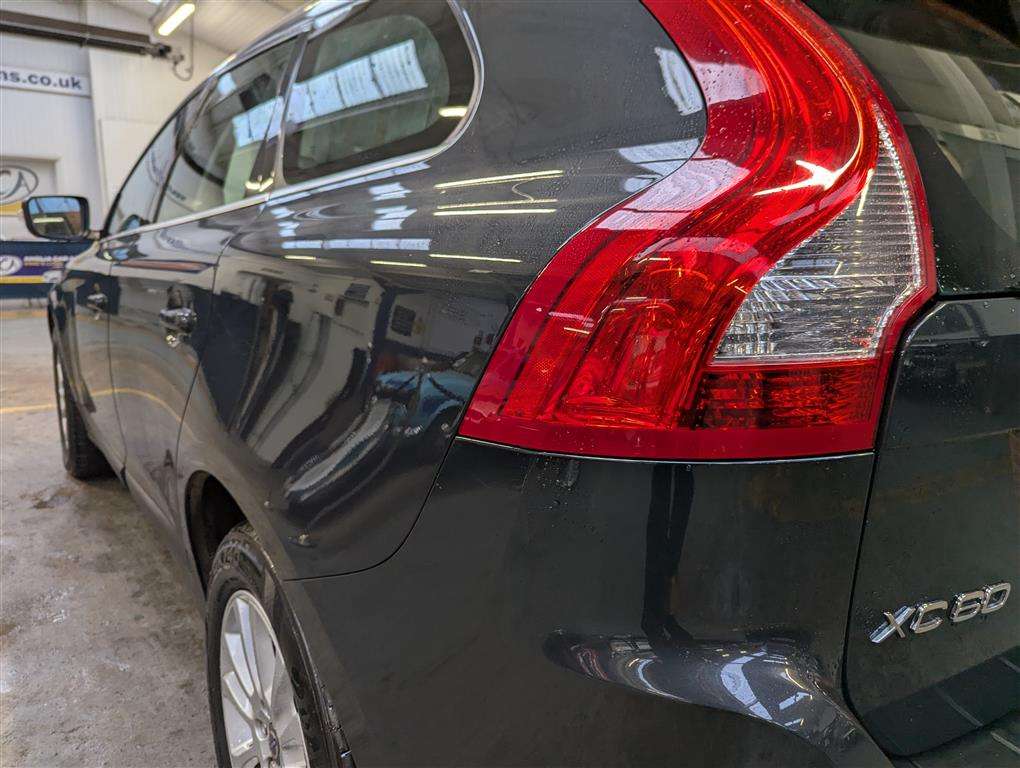 <p>2010 VOLVO XC60 SE LUX D AUTO</p>