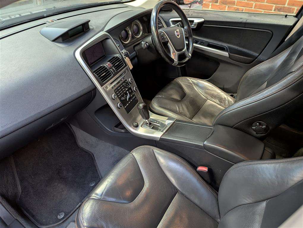 <p>2010 VOLVO XC60 SE LUX D AUTO</p>