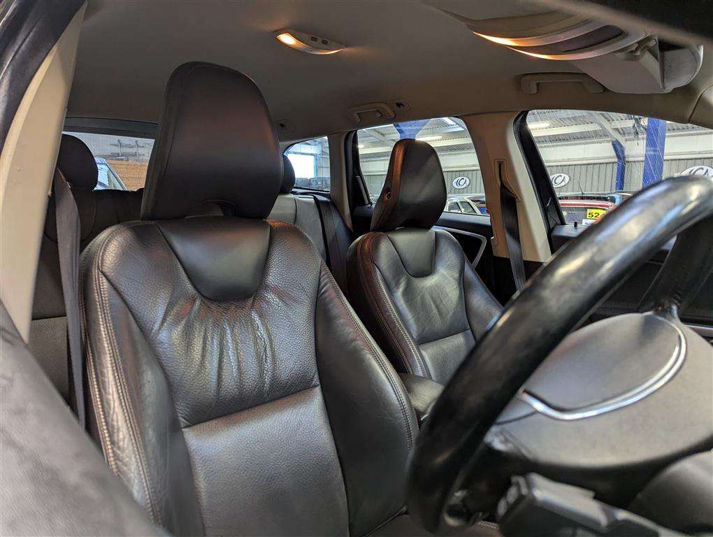 <p>2010 VOLVO XC60 SE LUX D AUTO</p>