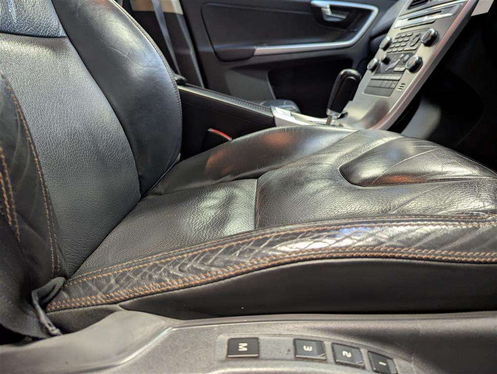 <p>2010 VOLVO XC60 SE LUX D AUTO</p>