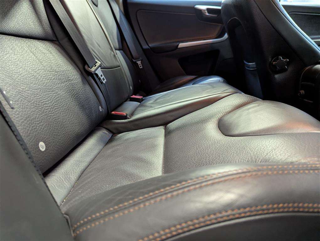 <p>2010 VOLVO XC60 SE LUX D AUTO</p>