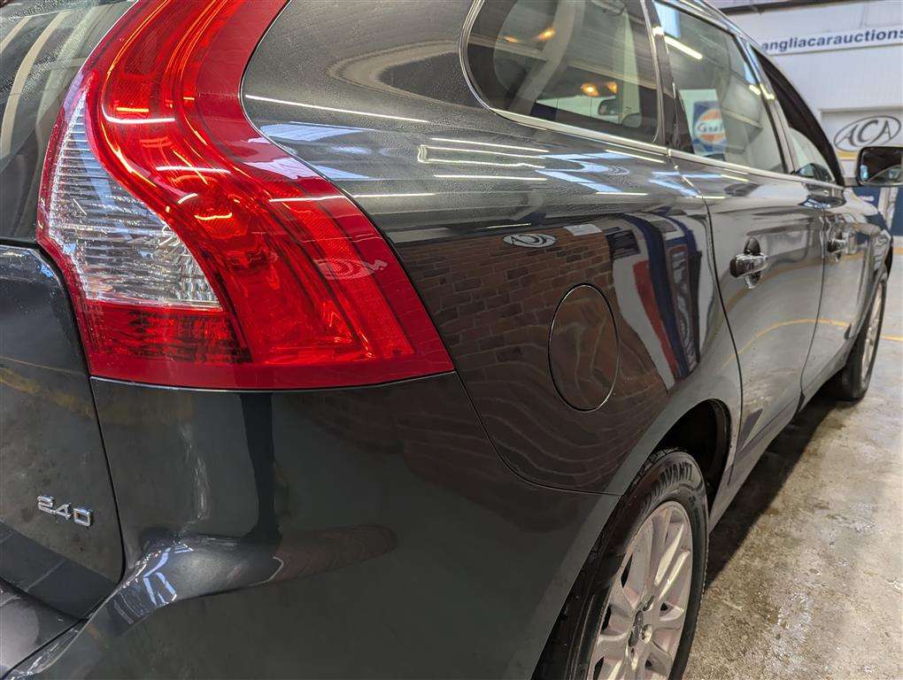 <p>2010 VOLVO XC60 SE LUX D AUTO</p>