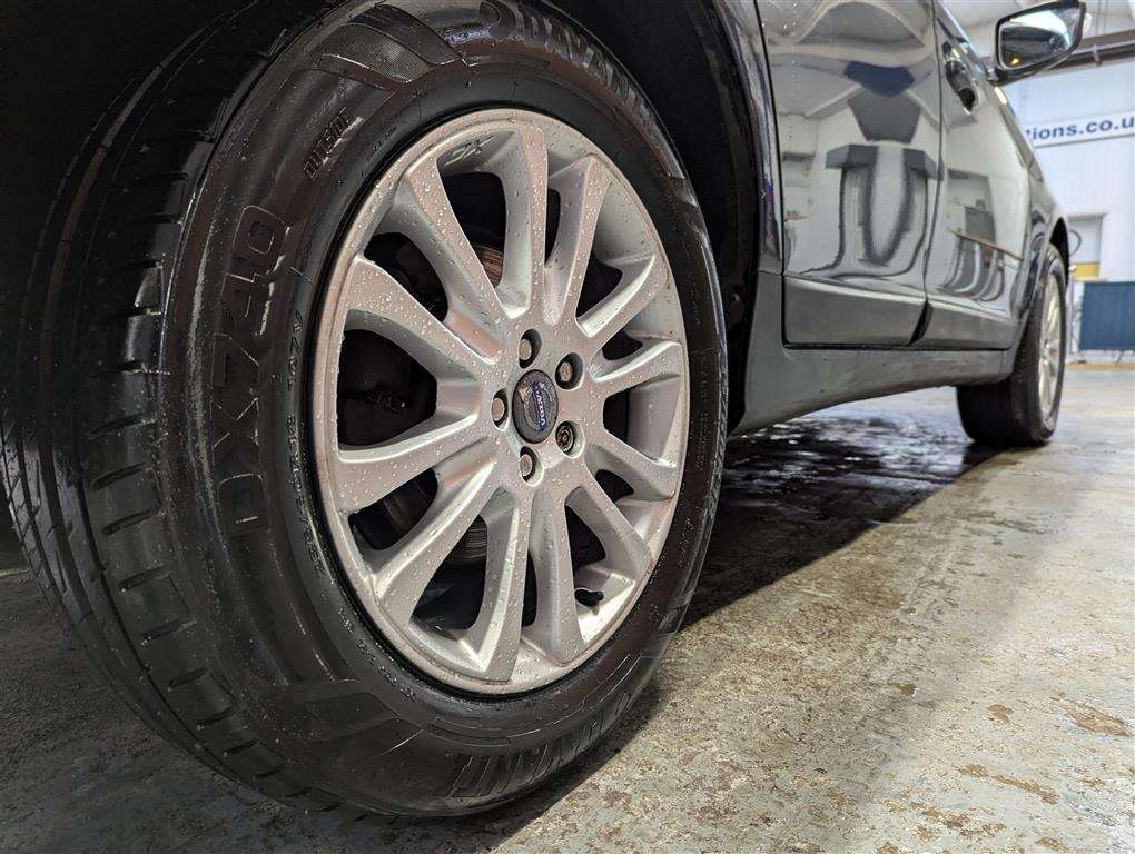 <p>2010 VOLVO XC60 SE LUX D AUTO</p>