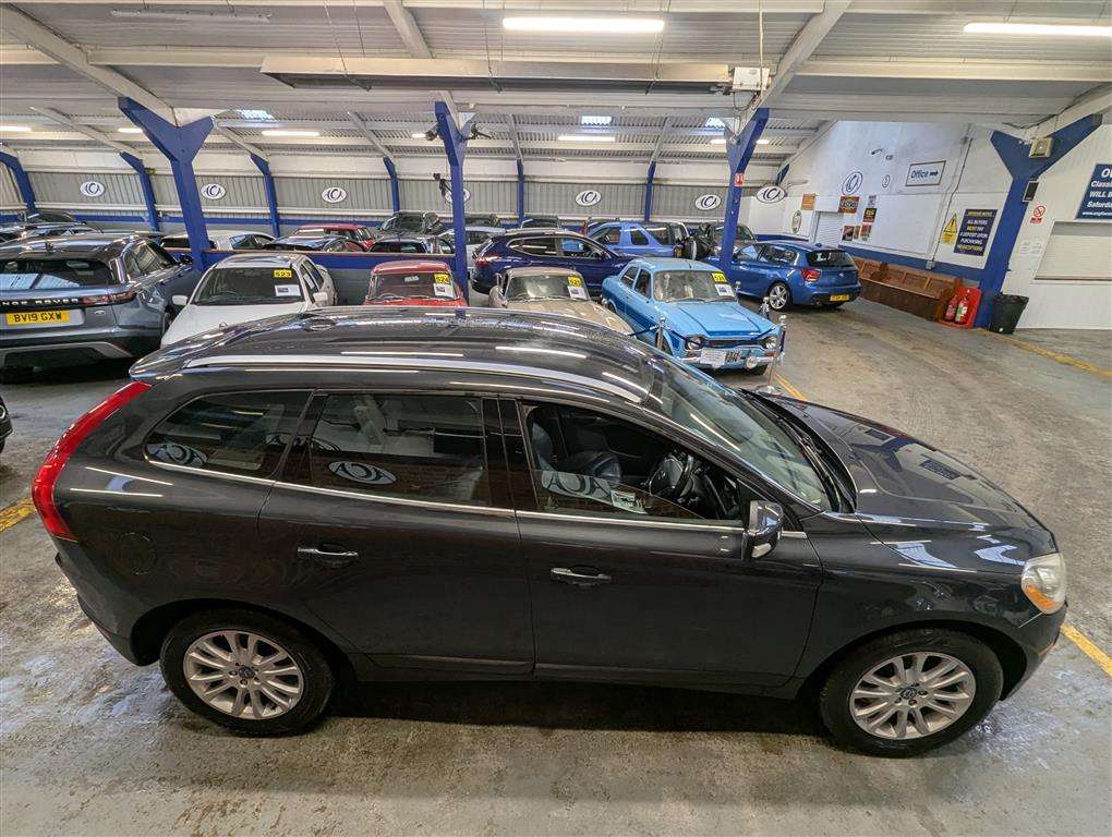 <p>2010 VOLVO XC60 SE LUX D AUTO</p>